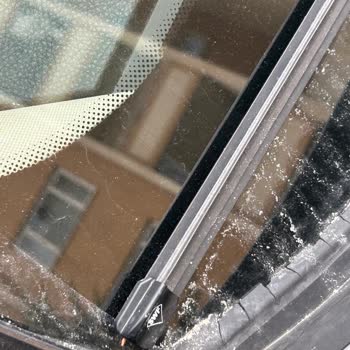 BMW 520i Cam Fitillerindeki Plastik Parçalar Dağılmış, Kalite Sorunu