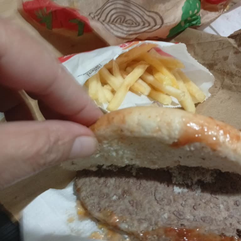 Burger King'de Soğuk Köfteli Ve Eksik Malzemeli Hamburger, 710 TL Ödeyerek Hayal Kırıklığı