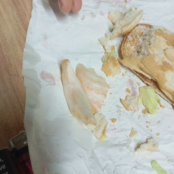 Popeyes Urla Şubesinden Gelen Küflü Sandviç Sağlık Krizi Yarattı