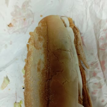 Popeyes Urla Şubesinden Gelen Küflü Sandviç Sağlık Krizi Yarattı