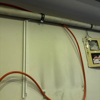 Türk Telekom Ortak Alanlarda Dağınık Fiber Kabloları İş Güvenliğini Tehdit Ediyor