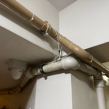 Türk Telekom Ortak Alanlarda Dağınık Fiber Kabloları İş Güvenliğini Tehdit Ediyor