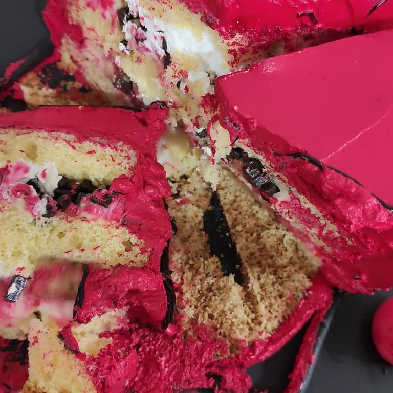 Şahin Pastanesi'nde Çocuk Pastasında Aşırı Kırmızı Gıda Boyası Kullanımı