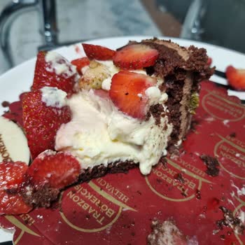 Helvacılar Söğütlü'den Satın Alınan Doğum Günü Pastasının Kalitesizliği