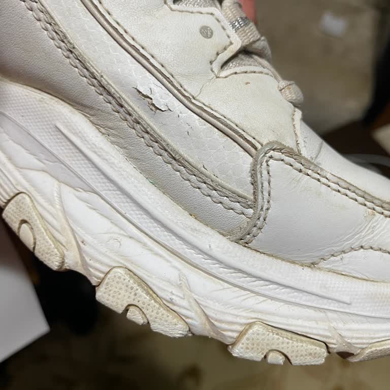 Skechers Deri İddiası Yanıltıcı, Ayakkabı Çatladı
