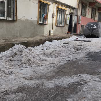 Çöp Kamyonu Çarpması Ve Kar Yığını Nedeniyle Araçlarımıza Erişemiyoruz