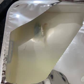 Peynir Kapağında Görülen Yemyeşil Yabancı Parça Hijyen Endişesi