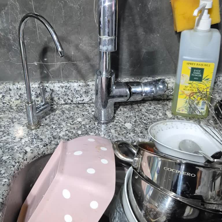 Mezarlık Çevresinde Sürekli Su Kesintileri Aileyi Zor Duruma Sokuyor