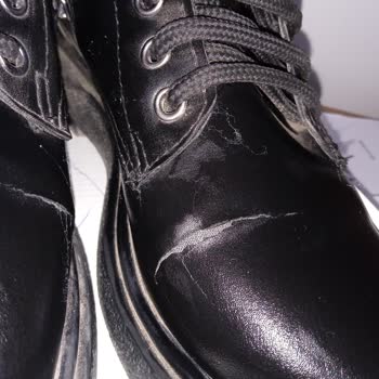 İki Ay Giyilen Botun Derisi Soyulmuş, Mağaza Red Kararı Verdi Ve Ücret İadesi Talebi