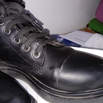 İki Ay Giyilen Botun Derisi Soyulmuş, Mağaza Red Kararı Verdi Ve Ücret İadesi Talebi