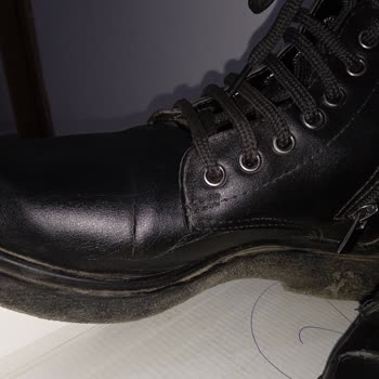 İki Ay Giyilen Botun Derisi Soyulmuş, Mağaza Red Kararı Verdi Ve Ücret İadesi Talebi