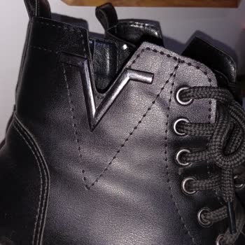 İki Ay Giyilen Botun Derisi Soyulmuş, Mağaza Red Kararı Verdi Ve Ücret İadesi Talebi