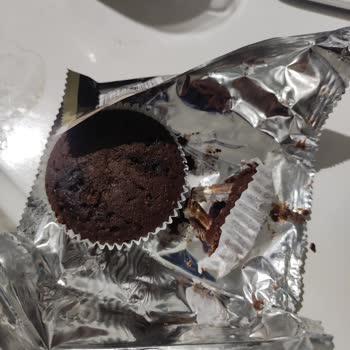 Eti Browni Gold Ürününde Yarım Kek Parçası Ve Taş Gibi Sertlik Gıda Güvenliği Endişesi