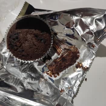 Eti Browni Gold Ürününde Yarım Kek Parçası Ve Taş Gibi Sertlik Gıda Güvenliği Endişesi