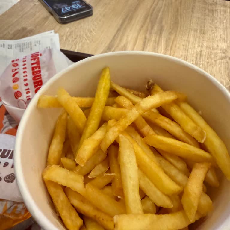 Ümraniye Canpark Burger King Şubesinde Yanmış Patates Ve İlgisiz Personel