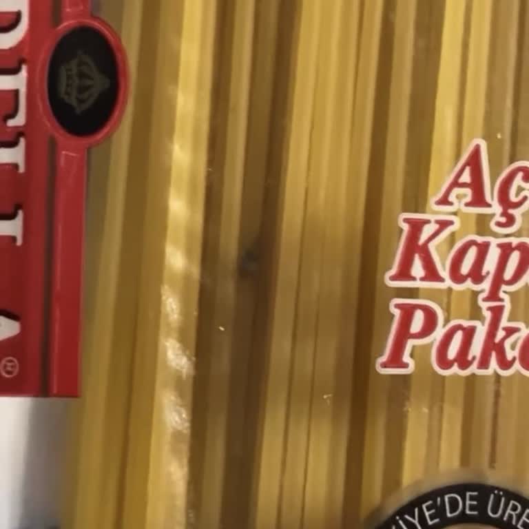 Arbella Makarnayı Haşlarken, Paketlerin İçinden Kurt Ve Böcek Çıktığını Fark Ettim