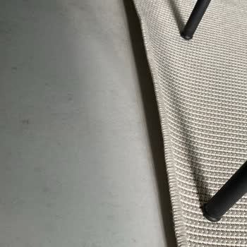 Kenarları Kalkan Halı Ve Çözüm Sunulmayan Mağaza