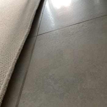 Kenarları Kalkan Halı Ve Çözüm Sunulmayan Mağaza