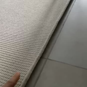 Kenarları Kalkan Halı Ve Çözüm Sunulmayan Mağaza