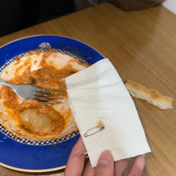 Harras Mantısında Çengelli İğne Boğaza Takıldı, File Market Geri Dönüş Yapmadı