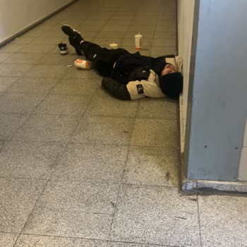 Acil Çıkışta Maddeli Kişi Görülmesi Güvenlik Müdahalesinin Gecikmesi