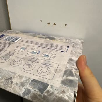 Aşırı Yapışkanlı Selpak Havlu Yeni Dolabın Görünür Hasarına Neden Oldu