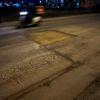 Büyükdere Mahallesi Çukurlu Sokaklar Araç Ve Yaya Güvenliğini Tehlikeye Atıyor