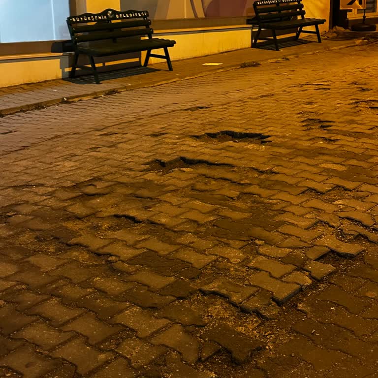 Büyükdere Mahallesi Çukurlu Sokaklar Araç Ve Yaya Güvenliğini Tehlikeye Atıyor