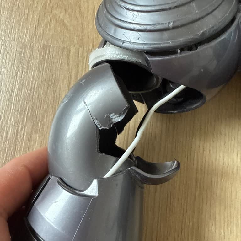 Garanti Kapsamındaki Dyson V8 Başlığı Kırıldı: Hızlı Değişim Talebi