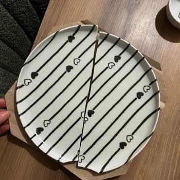 Kırık Tabak Nedeniyle Tüm Kahvaltı Takımının Değişimi Reddedildi