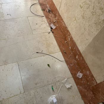 TurkNet Ekiplerinin Apartmanda Çöp Ve Kablo Artıkları Bırakması