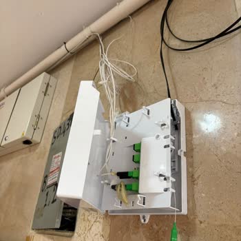 TurkNet Ekiplerinin Apartmanda Çöp Ve Kablo Artıkları Bırakması