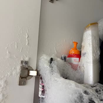 Urban Care Saç Köpüğü Patlayarak Dolabı Ve Kıyafetleri Kirletti