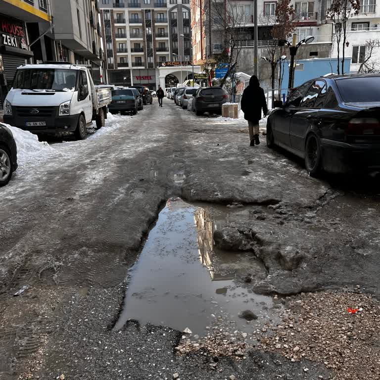 Buzlu ve Çukurlu Yolun Acil Temizlenmesi Talebi