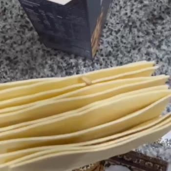 Живые насекомые в упаковке лазаньи Barilla