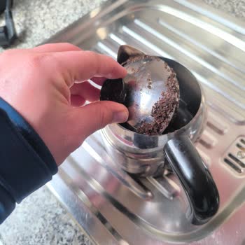 Kapağı İçeri Düşen Çaydanlık Nedeniyle Ciddi Yanık ve Hastane Süreci