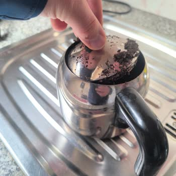 Kapağı İçeri Düşen Çaydanlık Nedeniyle Ciddi Yanık ve Hastane Süreci