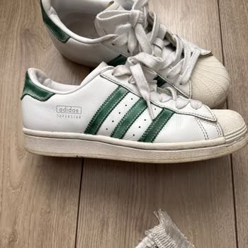 Suya Temas Eden Ayakkabının Boyası Çöktü, Mağaza İadeyi Reddetti