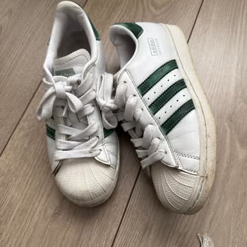 Suya Temas Eden Ayakkabının Boyası Çöktü, Mağaza İadeyi Reddetti