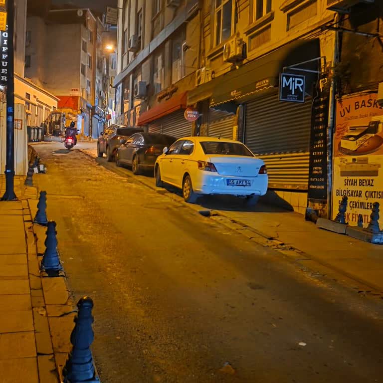 Kaldırımlar Araç Parkı Ve İnşaat Nedeniyle Kapalı, Yayalar Tehlikede