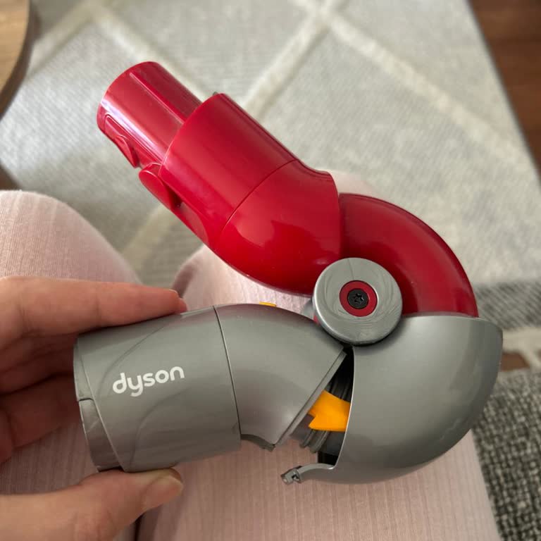 Dyson V12 Aparatı Kırıldı, Garanti Kapsamı Dışında Bırakılması Hamile Kullanıcıyı Zorladı