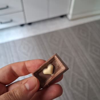 Onur Market'te Son Kullanma Tarihi Geçmemiş Bozuk Çikolata Satışı