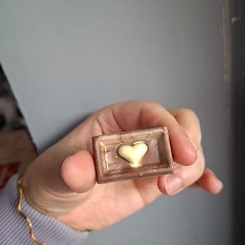 Onur Market'te Son Kullanma Tarihi Geçmemiş Bozuk Çikolata Satışı