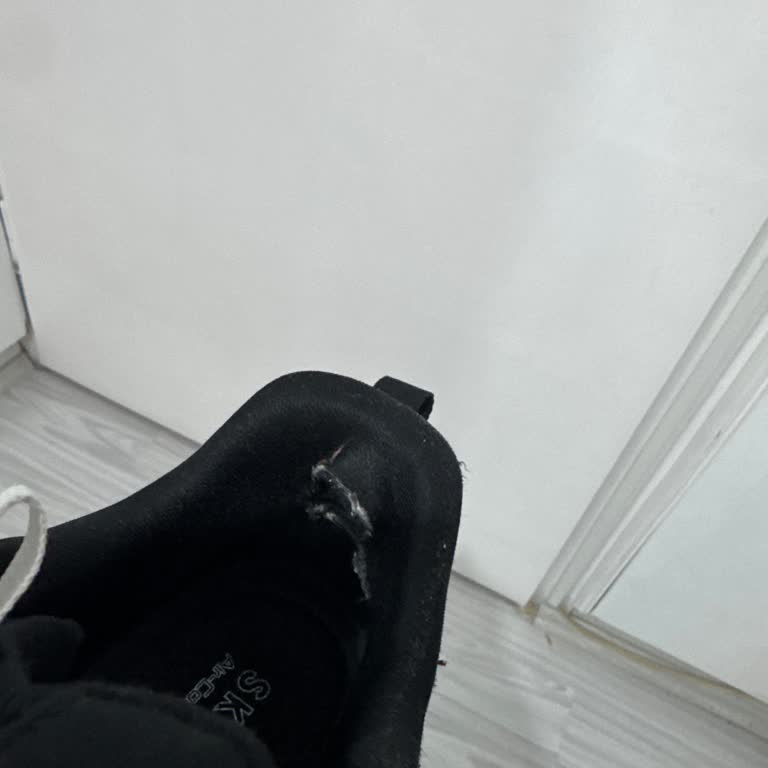 Skechers Ayakkabısında İç Topuk Yırtıldı; Mağaza Üretim Hatası Bulamıyor