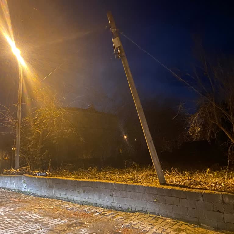 Türk Telekom Direği Yaklaşık 3–4 Aydır Tehlike Oluşturacak Şekilde Eğilmiş Durumda