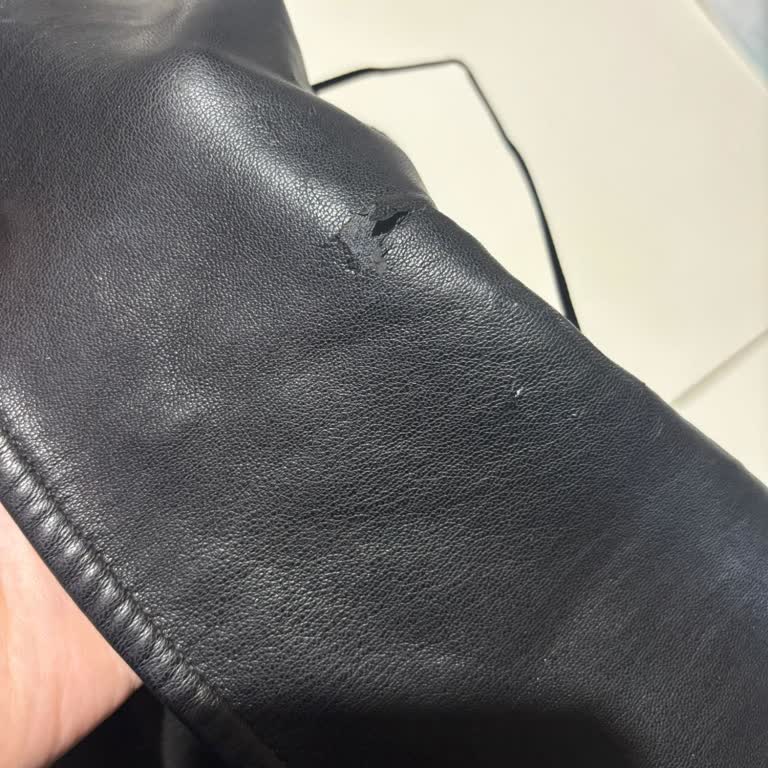 Az Kullanıma Rağmen Deri Yakalı Kabanım Parçalandı