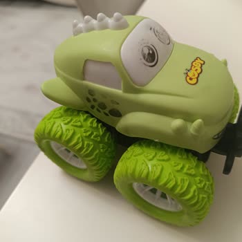 BİM Oyuncak Arabasında Boya Çocuğumun Ellerine Akıyor Ve Sağlık Endişesi Yaratıyor