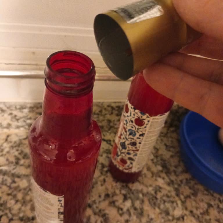 Kırmızı Sirke Şişelerinin Açık Vidalı Kapak Ve Plastik Ambalaj Sorunu