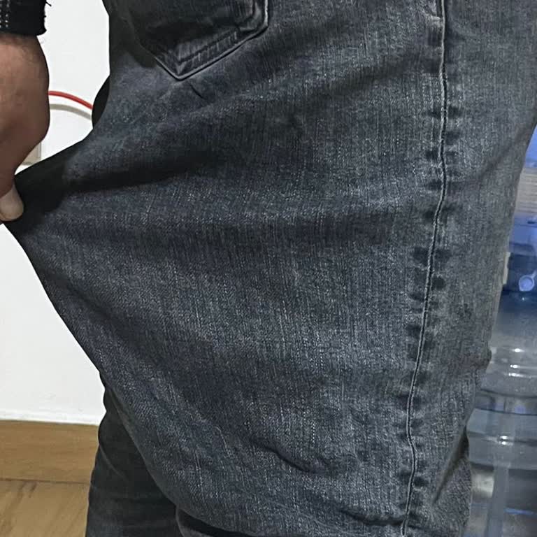 Mavi Kot Pantolon Bacakları Şalvar Gibi Genişleyerek Ayıplı Oldu