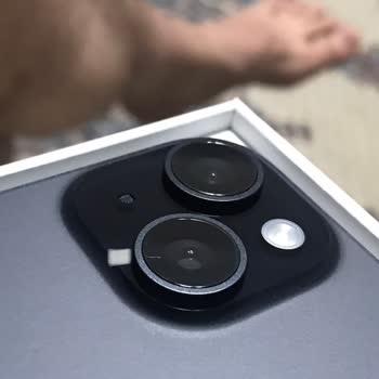 Media Markt'tan Alınan İPhone 15'te Arka Kamera Çizikleri